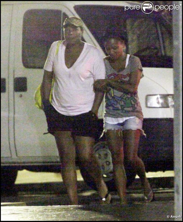 Queen Latifah au bras de sa petite amie, Jeannette Jenkins, à la sortie d'un restaurant de Sitges, dans la province de Barcelone, jeudi 12 août.