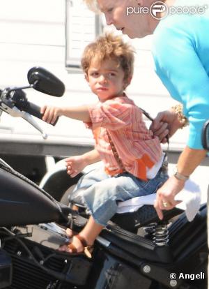 Mardi 17 août, sur les plateaux de tournages du film The Lincoln Lawyer dans lequel joue Matthew McConaughey, son fils Levi, un an et demi, enfourche une Harley Davidson.