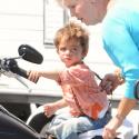 Matthew McConaughey : Son fils Levi, un an et demi et... déjà à moto !