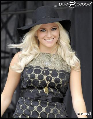 La sublime Pixie Lott se produit sur scène, dimanche 22 août, dans le cadre du V Festival, en Angleterre.  