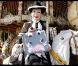 Geneviève de Fontenay retrouve une seconde jeunesse... sur son petit cheval de bois !