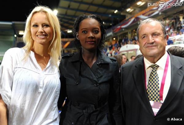 Le 25 août 2010, Adriana Karembeu, ambassadrice du foot féminin, assistaient en compagnie de son mari Christian, de Rama yade et de Fernand Duchaussoy à la victoire écrasante des Bleues sur la Serbie en éliminatoires du Mondial 2011.