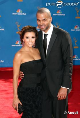 Eva Longoria, vêtue d'une robe Robert Rodriguez, et son mari Tony, en costume Brooks Brothers, à la 62e cérémonie des Emmy Awards.
