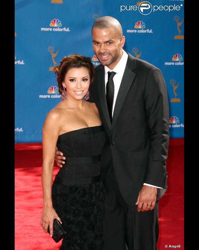 Eva Longoria, vêtue d'une robe Robert Rodriguez, et son mari Tony, en costume Brooks Brothers, à la 62e cérémonie des Emmy Awards.  