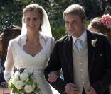 Le 28 août 2010, Alice Ferguson (photo : au bras d'un ami), demi-soeur de Sarah Ferguson, duchesse d'York, épousait Nick Stileman à Dummer, ville de feu le major Ronald Ferguson. Les filles de Fergie, Beatrice et Eugenie, étaient présentes.