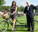 La belle Kelly Brook et le maire deLondres Boris Johnson, à l'occasion du Sky Ride, à Potters Fields, à Londres, le 31 août 2010.