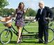 La belle Kelly Brook et le maire deLondres Boris Johnson, à l'occasion du Sky Ride, à Potters Fields, à Londres, le 31 août 2010.