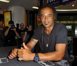 Yannick Noah dédicace son album  Frontières  à Paris, le 23 août 2010