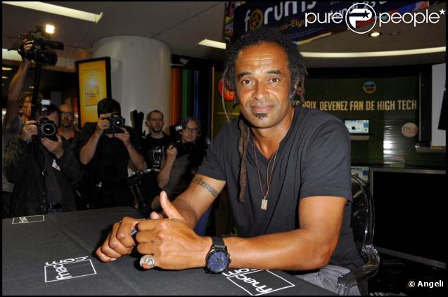 Yannick Noah dédicace son album  Frontières  à Paris, le 23 août 2010