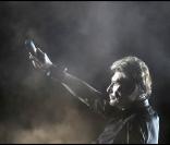 Johnny Hallyday met un terme à sa collaboration historique avec son producteur Jean-Claude Camus. En septembre 2010, Gilbert Coullier prend la relève.