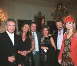 Johnny Hallyday met un terme à sa collaboration historique avec son producteur Jean-Claude Camus. En septembre 2010, Gilbert Coullier prend la relève. Photo : Johnny et Laeticia avec Gilbert et Nicole Coullier, lors d'une soirée fin 2002. 