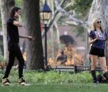 Ke$ha, son frère et son chéri  Alex Carapetis jouent au foot dans un parc à New York  