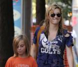 Ke$ha, son frère et son chéri  Alex Carapetis jouent au foot dans un parc à New York  