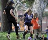 Ke$ha, son frère et son chéri  Alex Carapetis jouent au foot dans un parc à New York  
