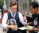 Ed Westwick est entouré de ses fans sur le tournage de Gossip Girl à New York le 3 septembre 2010