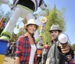 Jamel Debbouze et Mélissa Theuriau se sont rendus à Disneyland Paris  pour découvrir les nouvelles attractions de  Toy Story Playland , samedi 4  septembre.