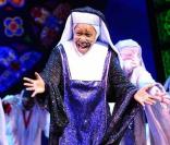  
Whoopi Goldberg sur la scène du London Palladium à Londres dans la comédie musicale Sister Act en août 2010 