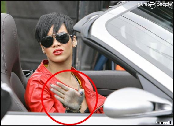 Rihanna sur le tournage de Take a bobow a la main bleue