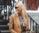 Pour Claudia Schiffer c'est un sans faute : petite robe grise imprimée léopard, portée sous un blazer camel au top et une paire de collants opaques et sac griffé !