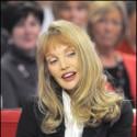 Arielle Dombasle : Découvrez-la en fausse ingénue sexy... prise au jeu !