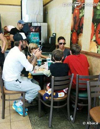 David Beckham déjeune en famille dans un snack, à Los Angeles, avec sa femme Victoria et leurs trois fils Brooklyn, Romeo et Cruz 
