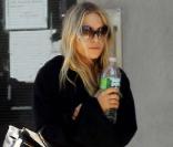 Jeudi 16 septembre, à New York, Mary-Kate Olsen continuait d'afficher un look poubelle, avec cheveux gras et se cachant derrière des lunettes oversize...