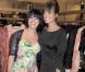 Lily Allen et sa demi-soeur Sarah Owen présentent leurs modèles "vintage" lors de la Fashion Night Out. Septembre 2010