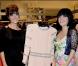 Lily Allen et sa demi-soeur Sarah Owen présentent leurs modèles "vintage" lors de la Fashion Night Out. Septembre 2010