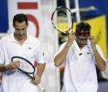 Michaël Llodra et Arnaud Clément (ici lors d'un match à Madrid) ont apporté le point qui manquait à la France pour atteindre la finale de la Coupe Davis