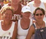 Kelly McGillis assise au centre avec sa compagne Melanie Leis (brune-à droite) en janvier 2001 
