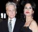 Michael Douglas diminué par la maladie, entouré de Catherine Zeta-Jones, Tyra Banks, Josh Brolin et plusieurs stars !