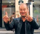 Publicité insolite pour l\'émission de Cauet, sur NRJ. Il s\'y fait renverser par un bus !