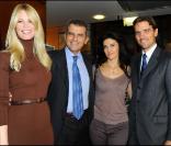 Claudia Schiffer, Ferruccio Ferragamo, Ilaria Ferragamo, et James Ferragamo lors du défilé Salvatore Ferragamo à Milan, le 26 septembre 2010