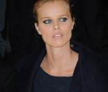 Eva Herzigova lors du défilé Hakaan Tildirim à Paris, le 29 septembre 2010<br />