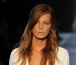 Daria Werbowy défile pour Hakaan Tildirim à Paris, le 29 septembre 2010