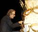 Roberto Cavalli et son gâteau à l'occasion des 40 ans de la maison Cavalli qui se sont tenus aux Beaux-Arts, dans le cadre de la Fashion Week, à Paris, le 29 septembre 2010.
