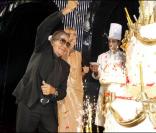 Roberto Cavalli et son gâteau à l'occasion des 40 ans de la maison Cavalli qui se sont tenus aux Beaux-Arts, dans le cadre de la Fashion Week, à Paris, le 29 septembre 2010.