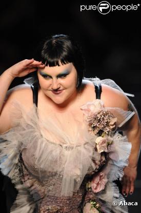 Beth Ditto lors du défilé Jean-Paul Gaultier à Paris. Le 2 octobre 2010.