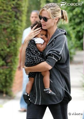 Heidi Klum et sa petite Lou se baladent dans les rues de Los Angeles, après être allées admirer une compétition de karaté que disputait la petite Leni.  