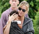 Heidi Klum et sa petite Lou se baladent dans les rues de Los Angeles, après être allées admirer une compétition de karaté que disputait la petite Leni.  