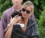 Heidi Klum et sa petite Lou se baladent dans les rues de Los Angeles, après être allées admirer une compétition de karaté que disputait la petite Leni.  