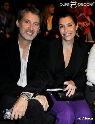 Antoine de Caunes et Daphné Roulier au défilé Alexis Mabille, le 3 octobre 2010, à Paris.