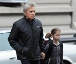 Michael Douglas emmène sa fille Carys à l\'école, à New York