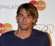 Le sexy Camille Lacourt entouré d'Adriana Karembeu et d'autres belles plantes !