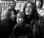 A l'occasion des commémorations en hommage à John Lennon (photo : avec Yoko et son fils Julian, en 1968), qui aurait eu 70 ans le 9 octobre 2010, Yoko Ono a rendu grâce publiquement à Paul McCartney pour avoir sauvé leur mariage !