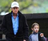 Michael Douglas emmène sa fille Carys à l'école, à New York, le 7 octobre 2010