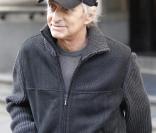 Le 14 octobre à New York alors que son traitement contre le cancer est terminé et qu'il attend les résultats, Michael Douglas garde le sourire malgré son amaigrissement.