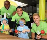 Patrick Vieira, Carlos Tévez et Joe Hart assistent à l'ouverture de l'aire de jeu de l'hôpital pour enfants de Manchester, le 20 septembre 2010