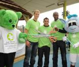 Patrick Vieira, Carlos Tévez et Joe Hart assistent à l'ouverture de l'aire de jeu de l'hôpital pour enfants de Manchester, le 20 septembre 2010