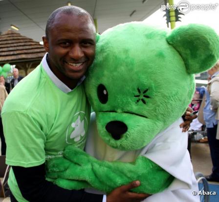 Patrick Vieira assiste à l'ouverture de l'aire de jeu de l'hôpital pour enfants de Manchester, le 20 septembre 2010
